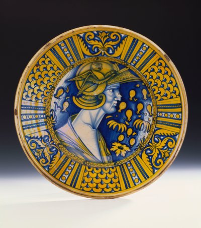 Deruta kékre és sárgára festett, fényes portrétányér, amely egy harcost ábrázol sisakban szárnyas griffel, 1525 körül alkotó: Italian School