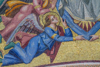 Angyal, részlet Mária mennybemeneteléből a dicsőségbe, mozaik, a központi bejárat oromzata az orvietoi székesegyház homlokzatán, Umbria, Olaszország alkotó: Italian School