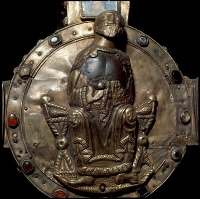A középkor régészete (középkor). Lombardia barbár művészete: Desiderio keresztje (Didier király keresztje). Ezüst és arany levelek drágakövekkel, üveggel és gyeppel kirakva. A központi korong részlete Krisztussal a trónon alkotó: Italian School