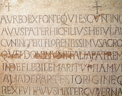 A középkor régészete (középkor). Lombardia barbár művészete: Cunipert lombard király, a jámbor néven ismert sírköve (Cuniperto, 678-700). lombard művészet. Pavia, Polgári Múzeum, Régészeti részleg (Pavia, Musei Civici, Sezione Archeologia). alkotó: Italian School