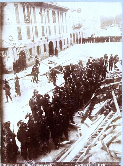 Barikádok és a lövészezred a Via Moscován, a milánói zavargások idején, 1898. május 6-9. (f/w fotó) alkotó: Italian School