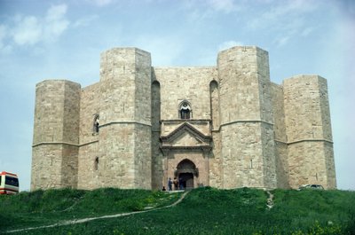 A Castel del Monte II. Frigyes császár (1194-1250) uralkodása alatt épült, 1240-50 körül alkotó: Italian School