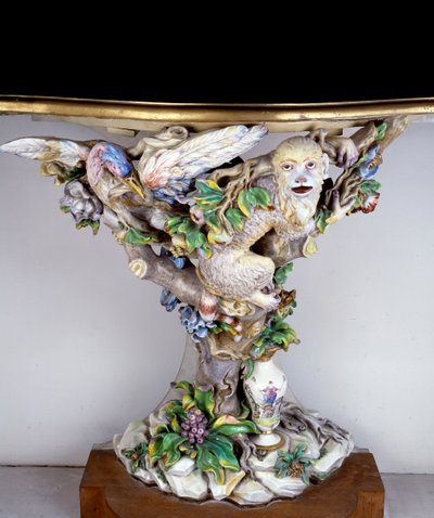 Puha porcelán konzol a Capodimonte gyártásában. 18. századi Sevres. Porcelán gyártás alkotó: Italian School