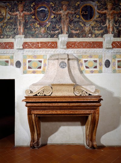F.II.M.M.V kezdőbetűvel ellátott kandalló, amely II. Federigo Gonzaga Marchese of Mantua-t jelöli, felette egy dekoratív frízzel, amely a Gonzaga címerének különböző lenyomatait tartalmazza, 1528 (fríz) alkotó: Italian School