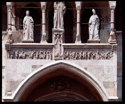 A főbejárat hónapjainak fríze (szobor alkotó: Italian School