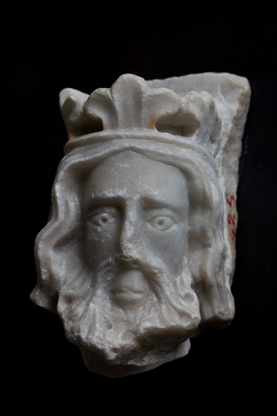 Genova, Szent Ágoston Múzeum: a koronás fej töredéke, ismeretlen észak-francia szobrásztól; XIII-XIV század alkotó: Italian School
