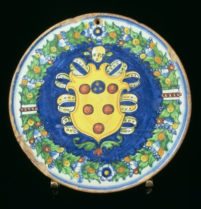 Medici-címeres Maiolica-tányér lomb- és gyümölcsszegéllyel, olasz, XVI. alkotó: Italian School