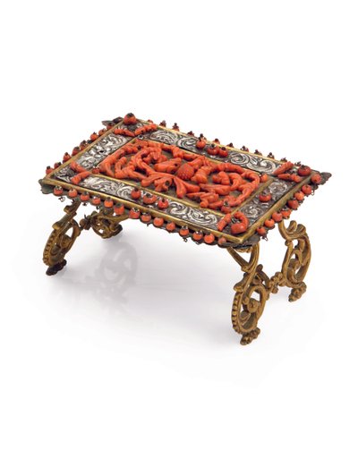 Miniatűr babaház asztal, Trapani, 17. század második fele (aranyozott réz, ezüst repouse és korall) alkotó: Italian School