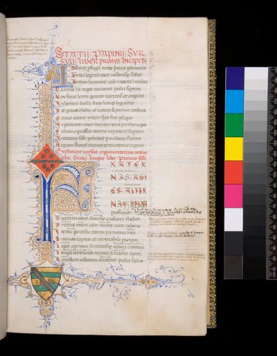 Ms 329. Statius, Thebaid, f.19r. Megvilágított kék kezdőbetű [F], fenntartott díszítéssel az incipit számára, és kis kezdőbetűvel [A] arany színnel az argumentum számára, valamint bonyolult, kontrasztos, arany és kék tollvirágzás, amely L-alakú levélbó-t a alkotó: Italian School