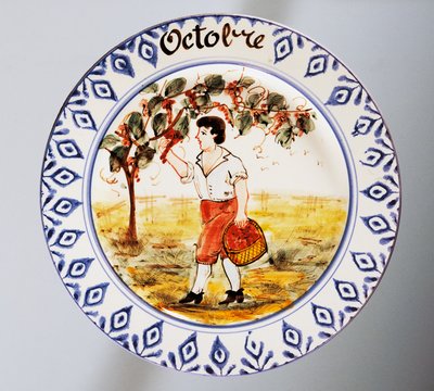 Hónapokat ábrázoló tányér, október, agyagedény, Nove di Bassano gyártmány, Veneto régió, Olaszország, 20. század. alkotó: Italian School