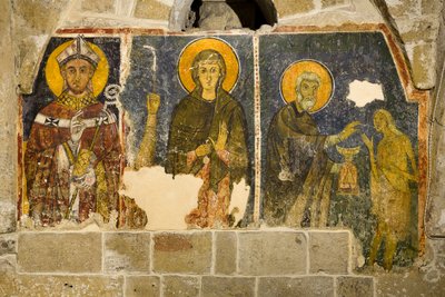 Triptichon, amely balról indulva San Cataldo, La Maddalena és San Zosimo szentáldozását ábrázolja Santa Maria Egiziaca, a székesegyház kriptájában. alkotó: Italian School