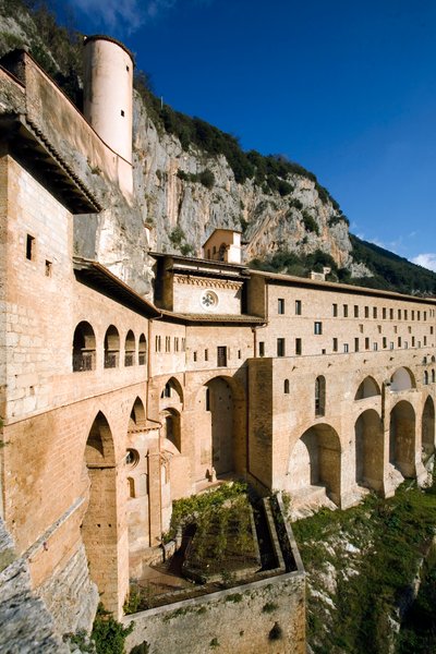 Kilátás a 12. századból épült Szent Benedetto (Sacro Speco) kolostorra, Subiaco (Róma), Olaszország alkotó: Italian School