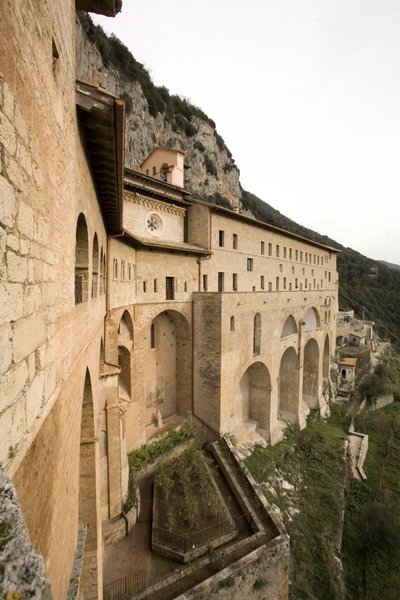 Kilátás a 12. századból épült Szent Benedetto (Sacro Speco) kolostorra, Subiaco (Róma), Olaszország alkotó: Italian School