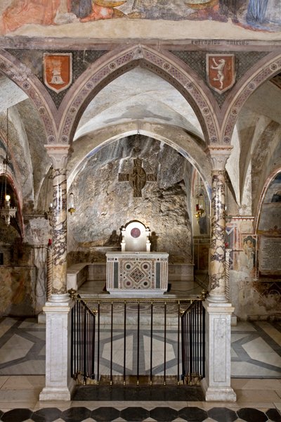 Kilátás a Felsőtemplom presbitériumára a főoltárral kozmatikus stílusban. 13. század. Szent Benedetto kolostor (Sacro Speco), Subiaco (Róma), Olaszország alkotó: Italian School