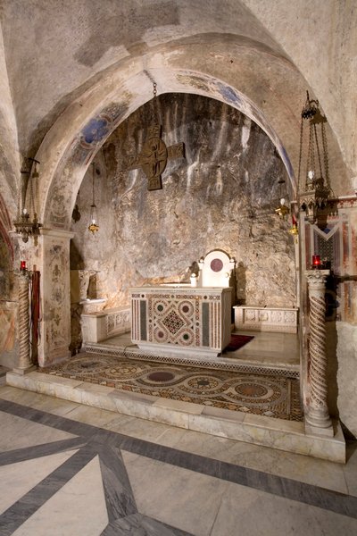 Kilátás a Felsőtemplom presbitériumára a főoltárral kozmatikus stílusban. 13. század. Szent Benedetto kolostor (Sacro Speco), Subiaco (Róma), Olaszország alkotó: Italian School