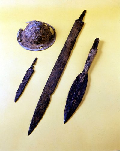 Lombard harcos fegyverei: pajzsernyő, tőr, kard és lándzsahegy. Cividale del Friuli Múzeum. alkotó: Italian School