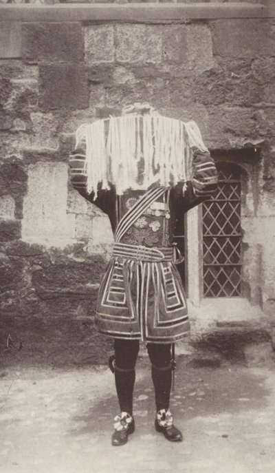 Az őrség első embere, amint az ezüsttálat viszi a szentmisepénzt tartalmazó erszényt (fekete-fehér fotó). alkotó: J. Benjamin Stone