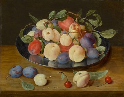 Szilva és őszibarack csendélet óntányéron, szilvával, őszibarackkal és cseresznyével, mindez egy asztalon. alkotó: Jacob van Hulsdonck