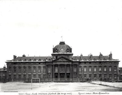 Az 1751-73 között épült Ecole Militaire homlokzata és kupolája alkotó: Jacques-Ange Gabriel