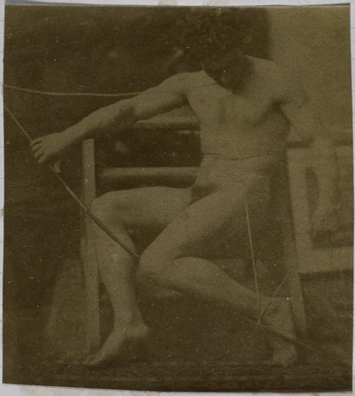 Tanulmány egy lépcsőn ülő férfi meztelen modellről, elölről nézve, kötéllel és masnival az ölében, Jacques de Lalaing stúdiójában alkotó: Jacques Lalaing (attributed to)