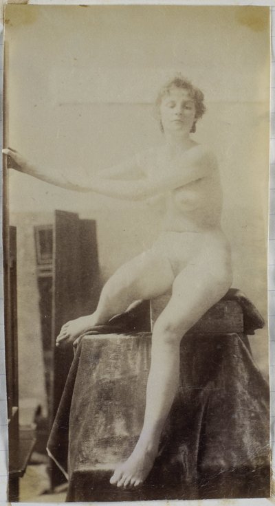 Egy női aktmodell tanulmányozása, aki a színpadon festőállvány mellett ül, elölről nézve Jacques de Lalaing stúdiójában, előtanulmány a Fernand Scribe temetkezési emlékműhöz a genti temetőben alkotó: Jacques Lalaing (attributed to)