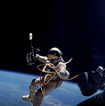 Ed White 1965-ben hajtja végre az első amerikai űrsétát. alkotó: James A McDivitt