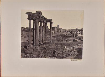 A Forum Romanum látképe a Capitolium felől, előtérben a Saturnus-templom nyolc oszlopa, háttérben a Colosseum alkotó: James Anderson