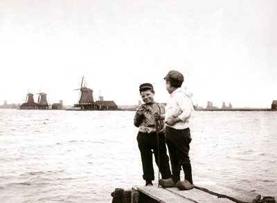Fiúk a csatorna mellett, Laandam, Hollandia, 1898. alkotó: James Batkin