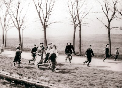 Gyerekek futnak egy csatorna mellett, Monnickendam, Hollandia, 1898. alkotó: James Batkin