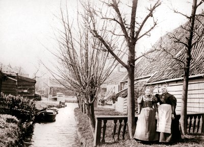 Két nő a csatorna partján, Broek, Hollandia, 1898. alkotó: James Batkin