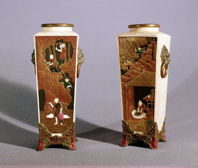 Japán stílusú váza pár, amely a japán kobalt- és agyagbányászatot ábrázolja, Worcester alkotó: James Hadley