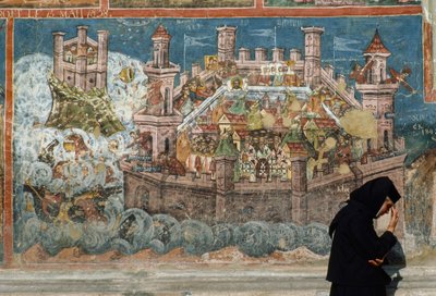 Egy freskó azt a napot ábrázolja, amikor Kontantinápoly elesett az oszmánoktól. Bucovina, Románia. alkotó: James L Stanfield
