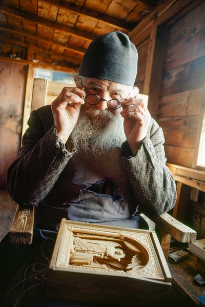 Egy fafaragó mester és ortodox pap pózol a munkájával. Athosz-hegy, Görögország. alkotó: James L Stanfield