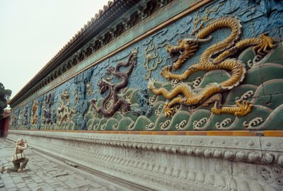 Egy nő lefényképezi a Kilenc-sárkány képernyőt. Beihai Park, Peking, Kínai Népköztársaság. alkotó: James L Stanfield