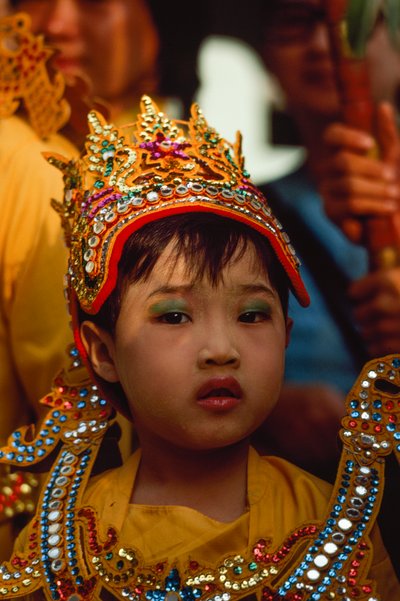 Egy fiatal hívő a Tabaung Fesztiválon. Shwe Dagon pagoda, Rangoon, Burma. alkotó: James L Stanfield