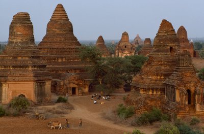 Man Aung pagodák a gazdákkal, Mianmar
 alkotó: James L Stanfield