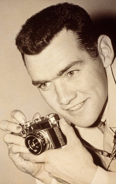 James L. Stanfield, a Milwaukee Post fotósa. Milwaukee, Wisconsin. A kezében... alkotó: James L Stanfield