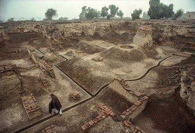 Egy téglafalak maradványaival kitöltött gödör, egy téglakút áttekintése. HARAPPA E... alkotó: James L Stanfield