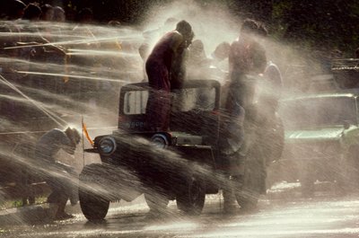A buddhista újév alkalmából rendezett vízfesztiválon az embereket permetezik. Mandalay, Burma. alkotó: James L Stanfield