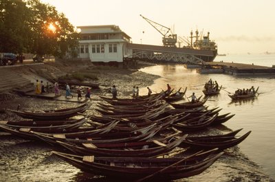 A szampánok zsúfolódnak a sáros parton a Nantira mólónál. NANTIRA MÓLÓ, RANGOON, BURMA. alkotó: James L Stanfield