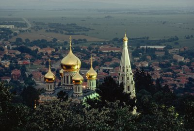 A Shipka Emléktemplom aranyozott kupolákat emel a völgy fölé. SHIPKA, A VÖLGY... alkotó: James L Stanfield