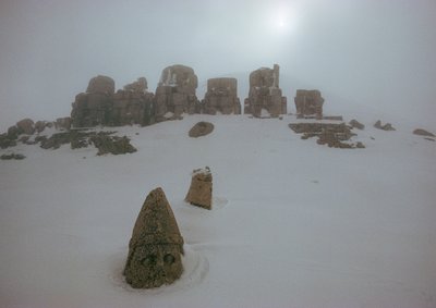 Egy isten szobra a Nemrud Dagh hótakarója fölött nézelődik. Nemrud Dagh, Törökország. alkotó: James L Stanfield