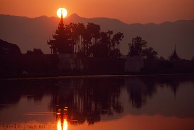 Naplemente a Kywe Sun rakparton. KYWE SUN RAKPART, MANDALAY, BURMA. alkotó: James L Stanfield