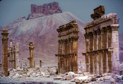Diadalív vagy más néven monumentális boltív, Nagy oszlopcsarnok Palmyra, Szíria alkotó: James L Stanfield