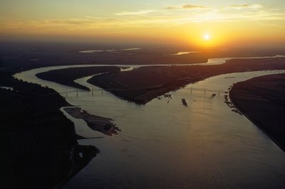 Szürkületi légi felvétel az Ohio és a Mississippi összefolyásáról. Cairo, Illinois. alkotó: James L Stanfield