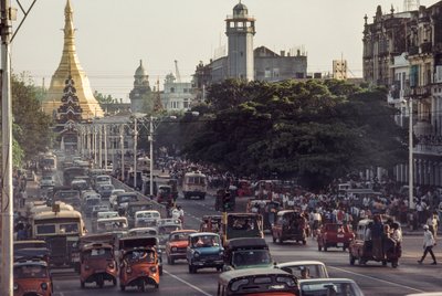Régi autók lepik el Rangun, Burma fővárosának belvárosát. Sule Pagoda Road, R... alkotó: James L Stanfield