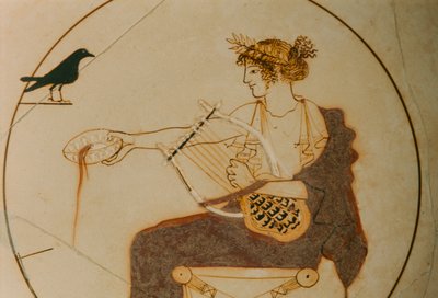 Fehér alapon Apolló ábrázolásával díszített kylix. Az isten ül... alkotó: James L Stanfield