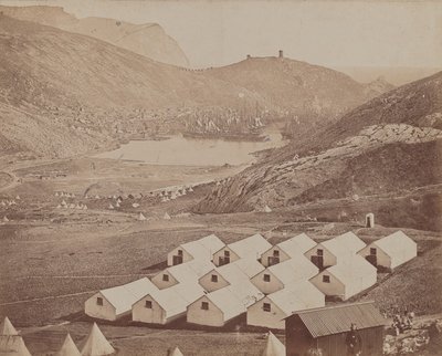Hutted Camp Balaclava kikötővel a távolban alkotó: James Robertson