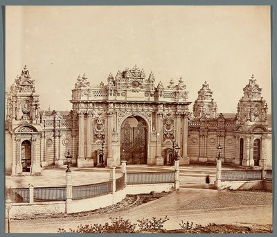 Isztambul. Dolmabahçe-palota - kapu alkotó: James Robertson