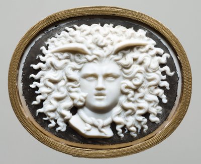 A Medusa – James Tassie műhely vezetője (1735-1799). Színes üveg, aranyozott papír alkotó: James Tassie